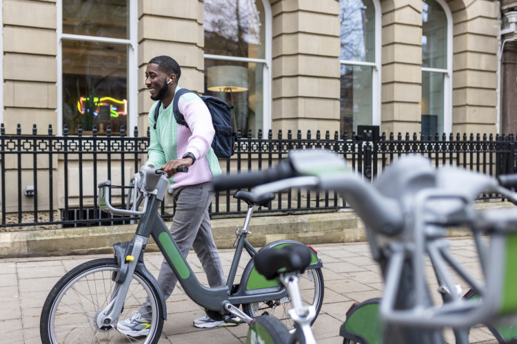 urbanmobility-gettyimages-1390200865.jpg